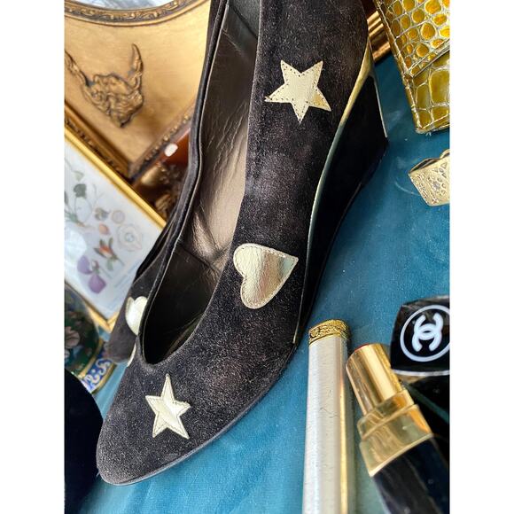 Vintage Suede Wedge Pumps: Black with Gold Stars, Size 8 - Picture 7 of 7